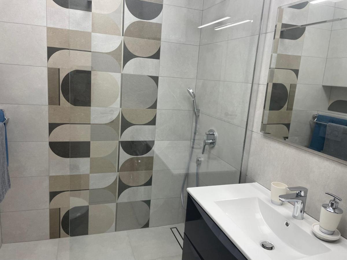 Spacious New App For 5 Persons, Close Beach&City Porec Bagian luar foto