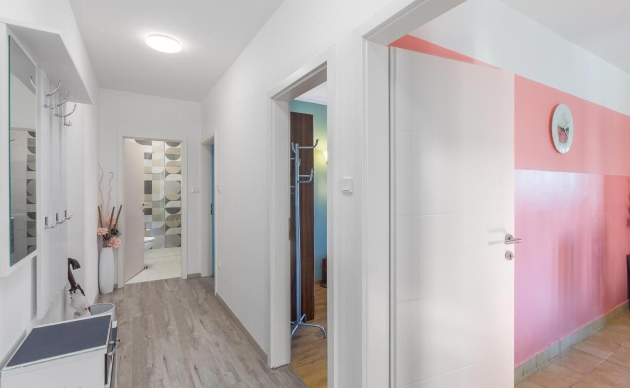Spacious New App For 5 Persons, Close Beach&City Porec Bagian luar foto