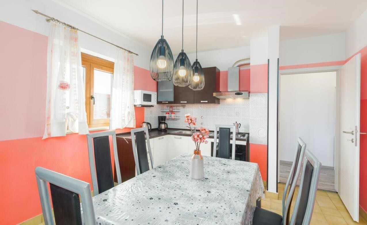 Spacious New App For 5 Persons, Close Beach&City Porec Bagian luar foto